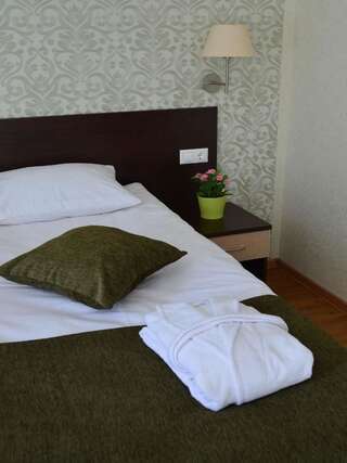 Гостиница  «Майский» Краснодар Двухместный номер с 2 отдельными кроватями и собственной ванной комнатой-4